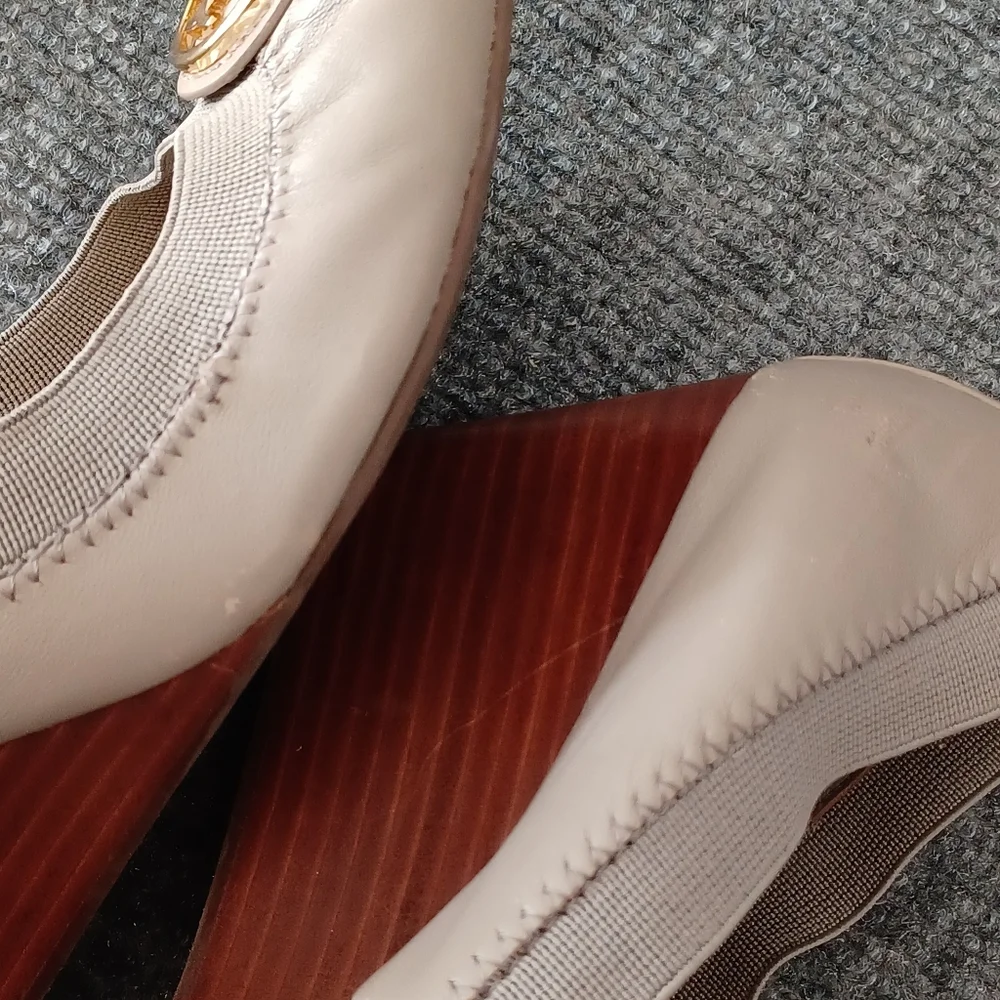 Tory Burch Women Caroline Wedge Heel Size 7.5 Preppy Leather Logo Defect
